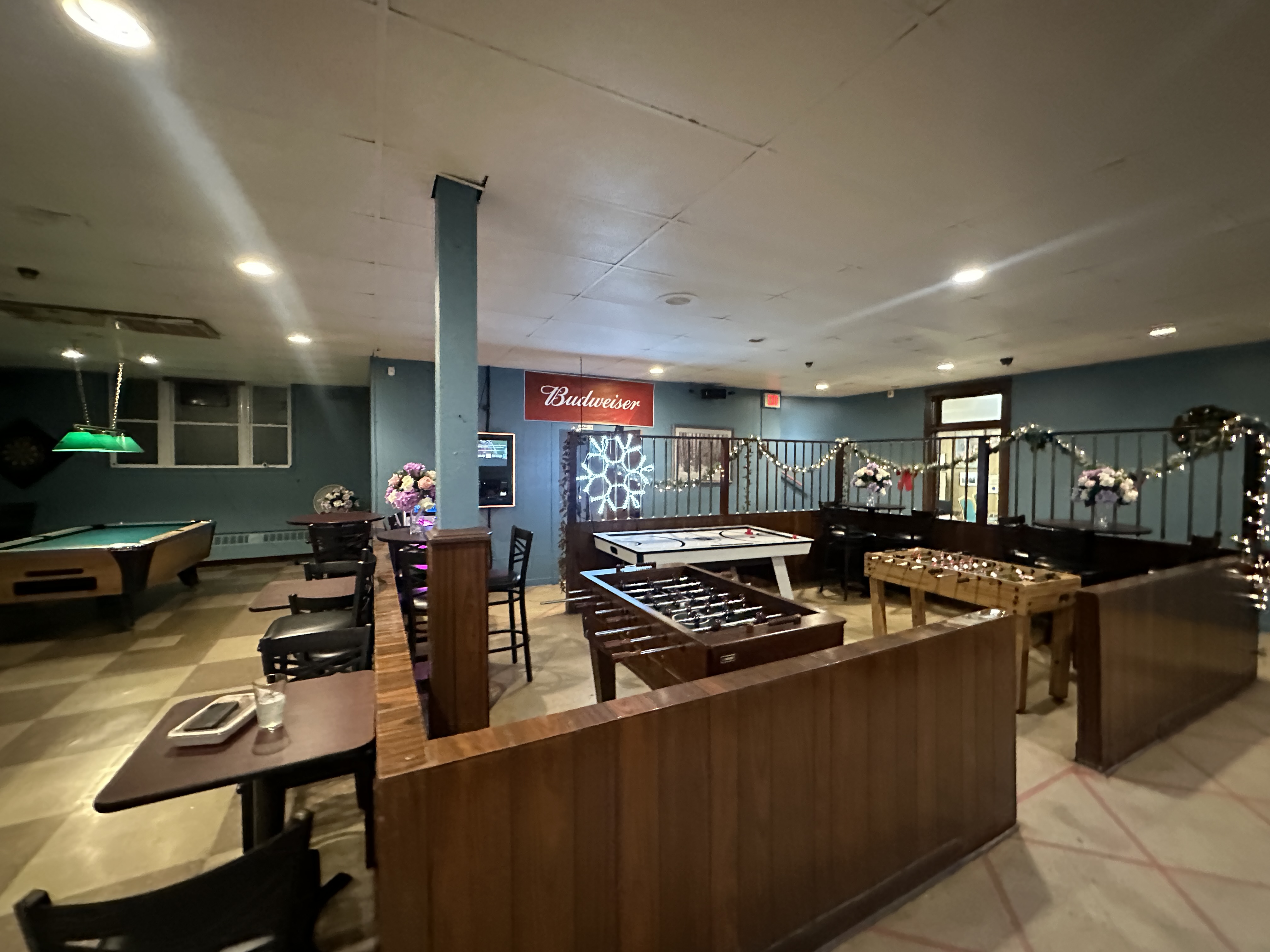 Full Bar & Seating